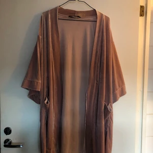 Kimono morgonrock rosa velour M  - Jättefin kimono eller morgonrock i rosa velour. Är i M men jag med s har använt den som oversize på sommaren till shorts och croptop/bikini.