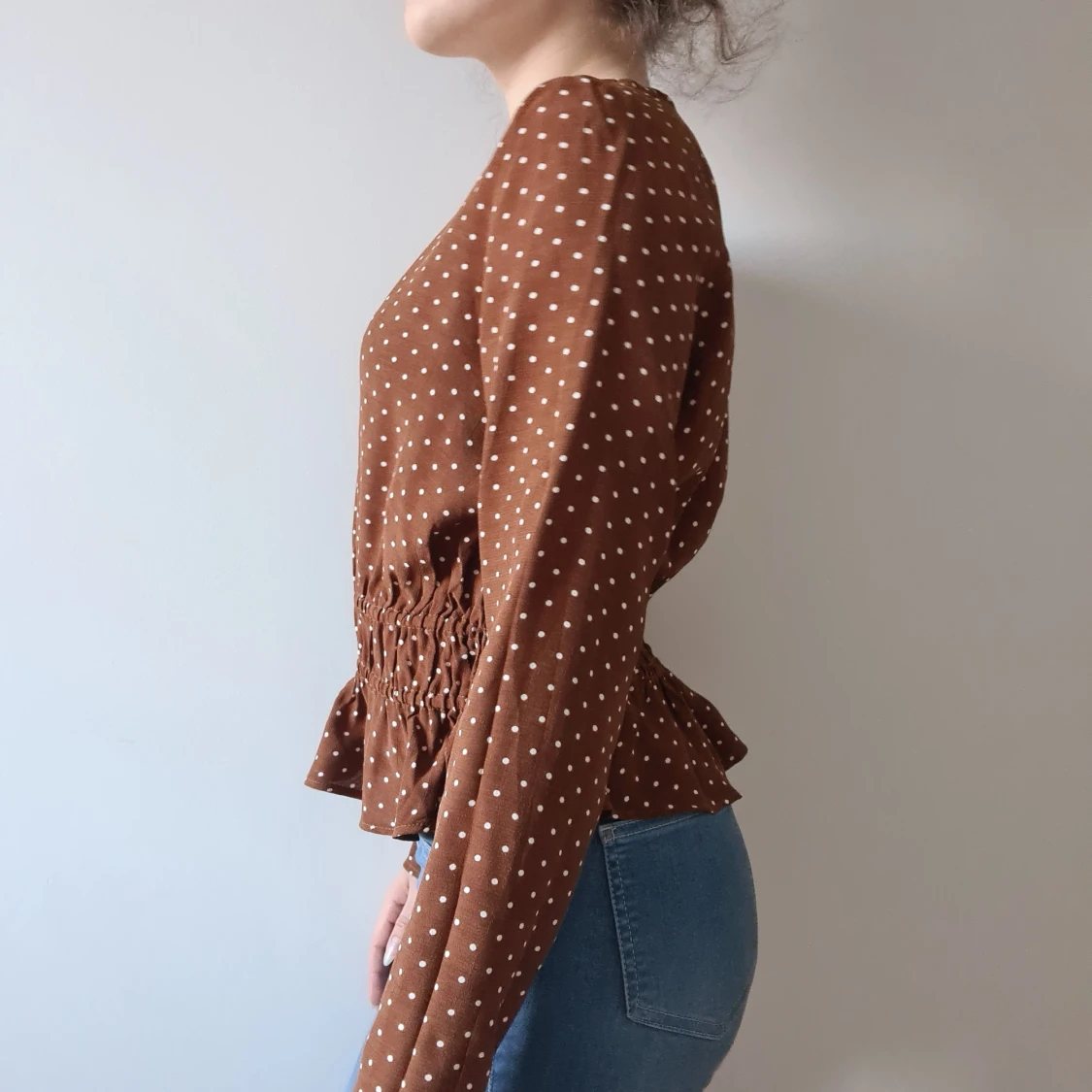 Prickig blus m volang, knappar & band - 90