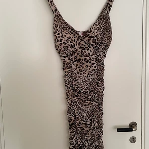 Leopard klänning - Inte så säker vart den kommer ifrån, fick den av min kompis. Du kan justera själv hur lång du vill att den ska vara pga hur den är sydd. Fräscht och fint tyg! Perfekt för värmen som kommer nu. Strl M.