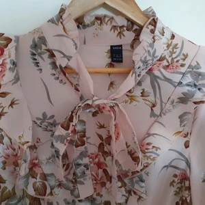 Rosa blommig klänning för 150 kr! - Nyköpt Rosa blommig klänning i storlek L