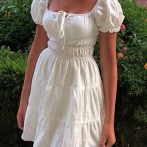 Klänning - En somrig klänning som är oanvänd. Säljer då jag inte gillade passformen på mig. Tunt och svalt material men inte genomskinlig! ☺️ frakt kostar 40 kr 📦 skriv privat vid funderingar 