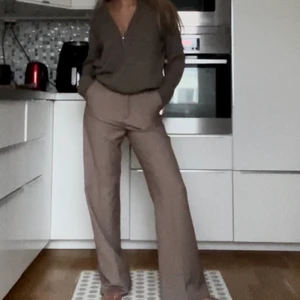Hanna Schönbergs x NA-KD - Kostymbyxor från NA-KD kollektion med Hanna schönberg. Aldrig använda med etiketten kvar. Strl 36. Köpta för 500 säljer för 300 plus frakt