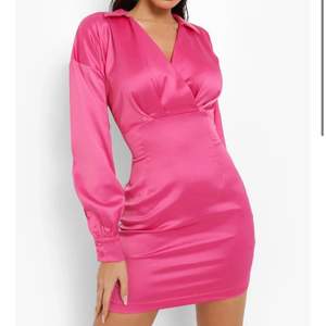 Säljer denna snygga rosa klänningen då jag köpte den till nyår, men hade en annan klänning istället. Denna är därför helt oanvänd! Nypris är 630kr. Skriv privat för egna bilder✨