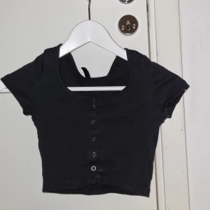 Svart topp från H&M strl xs - Säljer en jätte fin svart topp som är perfekt till sommarn! Storlek xs! 