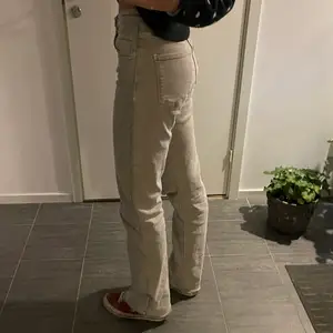 Säljer dessa brun/beigefärgade jeans från zara!! Jag är 176 cm💕💕 Mellanmidja!