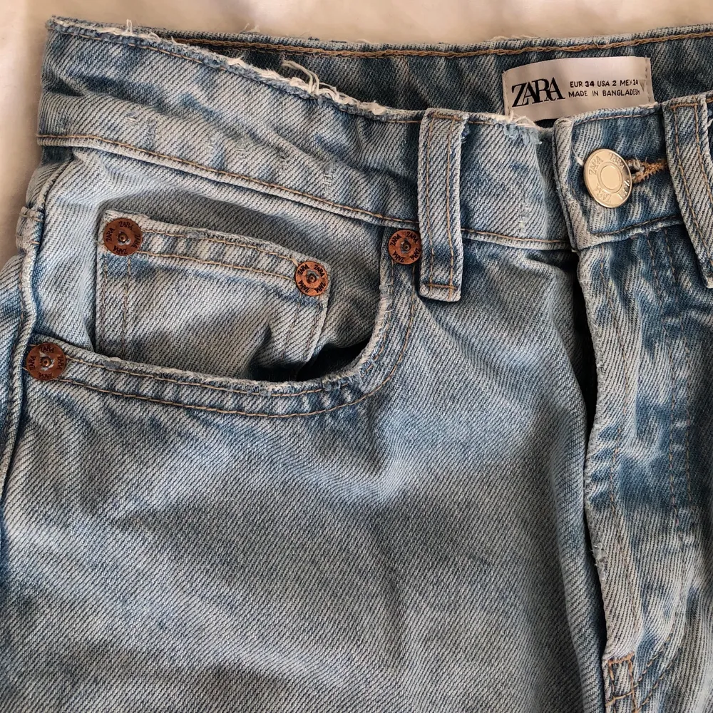 Knappt använda, säljer då de är försmå💕 innerbenslängs: ca 80 cm. midja tvärs över: ca 34 cm. . Jeans & Byxor.