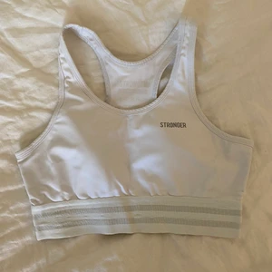 Sport bh  - Jättefin unik vit sport bh från Stronger i fint använt skick, som inte finns på hemsidan längre🤍🤍 + frakt tillkommer 
