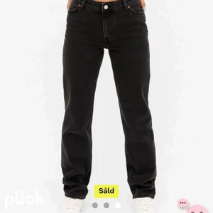 Svarta monki jeans  - Dom finns KVAR!!!!!!                                               (lånade bilder från tjejen jag köpte av)Super fina jeans som är köpta här på Plick men som tyvärr var för stora. Dom är storlek 24 och i ny skick. Köparen står för frakt. Buda privat 