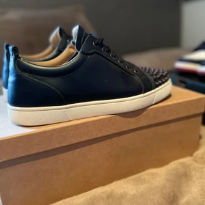 Christian louboutine strlk 41,5 - Säljer mina loubs använda bara ngra ggr, Bra skick Cond:9/10 Box, kvitto, shoebag mm. Priset är fast, men vid snabb affär kan det diskuteras.