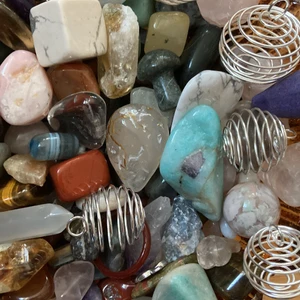 Kristallkonfetti 3 storlekar  - Priset är från 30kr   Alla kristaller är äkta bilderna är baea exempel vad du får vet man ej innan.   L= 75kr ink M= 50kr ink S= 30kr ink 