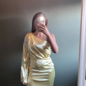 Bubbelroom klänning av Nicole Falciani - Fin lång klänning från Bubbleroom/i samamtbete med Nicole Falciani. Storlek 34, aldrig använd (prislapp sitter kvar) 