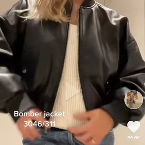 bomberjacka - så snygg bomberjacka som Alva Blomdal har setts mycket i! Knappt använd💕 storlek L, jag är en xs och s och sitter jättesnyggt på mig💕