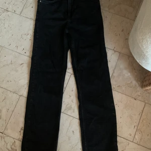 Bikbok jenas, strl 24 - Aldrig använda jeans ifrån Bikbok ordinarie pris 600kr