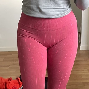 Gymshark tights - Tights från Gymshark i XS, dessa är i midrise. Super fint skick då jag inte använt dom mer än 5 ggr. Nypris är 699 kr tror inte att den här färgen finns kvar heller. 200 kr plus frakt!