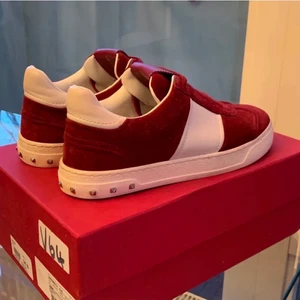 Valentino skor - Helt nya röda valentino, aldrig använda utan bara testade, det är storlek 36,5 men passar 37/38 typ. Kan tänka mig att sänka priset vid snabbt köp!!