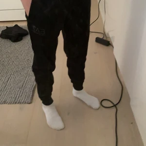 EA7 tracksuit - Jag säljer min EA7 Armani tracksuit för efter några dagar så slutade jag använda den men den är i jätte bra skick och inte alls ofta använd, de är köpte från jd sports för 3000 så jag säljer de för billigare och såklart får man både med byxorna och tröjan för summan. (PRISET KAN DISKUTERAS I CHATT!)