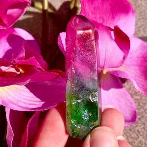 Kristall: Rosa bergskristall 🌸 se mer om kristallens egenskaper på bild 2 💕