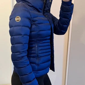 Colmar jacka storlek XS/S - Säljer min fina colmar jacka i mörk blå. Med mörk brun insida i storlek XS/S. Den är super fin och perfekt nu till våren! Men även till hösten och en bit in på vintern. 