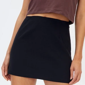 Svart kjol  - Säljer denna jättefina svarta kjol, Oavnvänd med prislapp kvar 