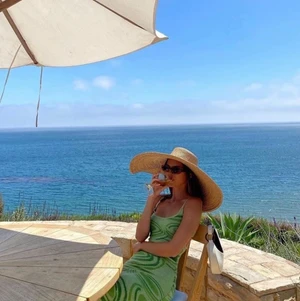 Hockney dress - Trendig hockney klänning från House of Sunny som bl.a. Kendall Jenner haft. Köptes helt ny på Vestiare och har använts 2 gånger. Köparen står för frakt