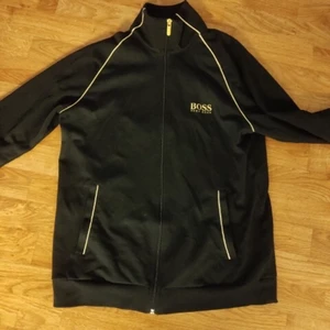Hugo boss tröja - Hugo boss tröja zip up kostar cirka 1200 kr. Använd fåtal gånger och är i nyskick. Passar som en vanlig medium