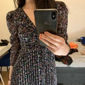 Zara klänning - En somrig klänning från zara😍 knappt använd 