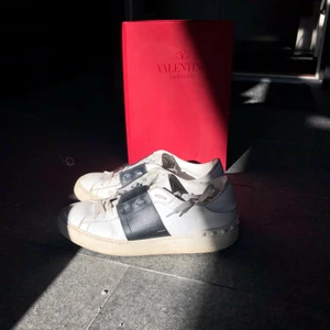 Valentino skor - Hej nu säljer jag mina valentino skor, buda privat höj med minst 50kr och hör av er om ni har frågor ❤️ äktehetsbevis medföljer, kram!