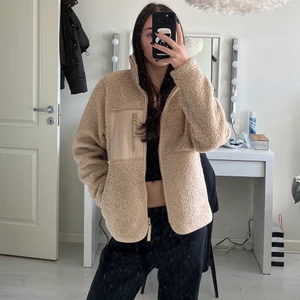 Teddykofta - Superfin teddykofta perfekt till vår- och höstväder🌞 nypris: 499kr, är i nyskick och köpare står för frakt