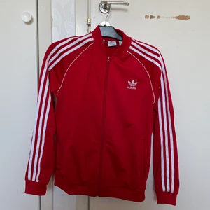 Adidas kofta - Röd adidaskofta i storlek 170. Knappt använd. Fickor finns