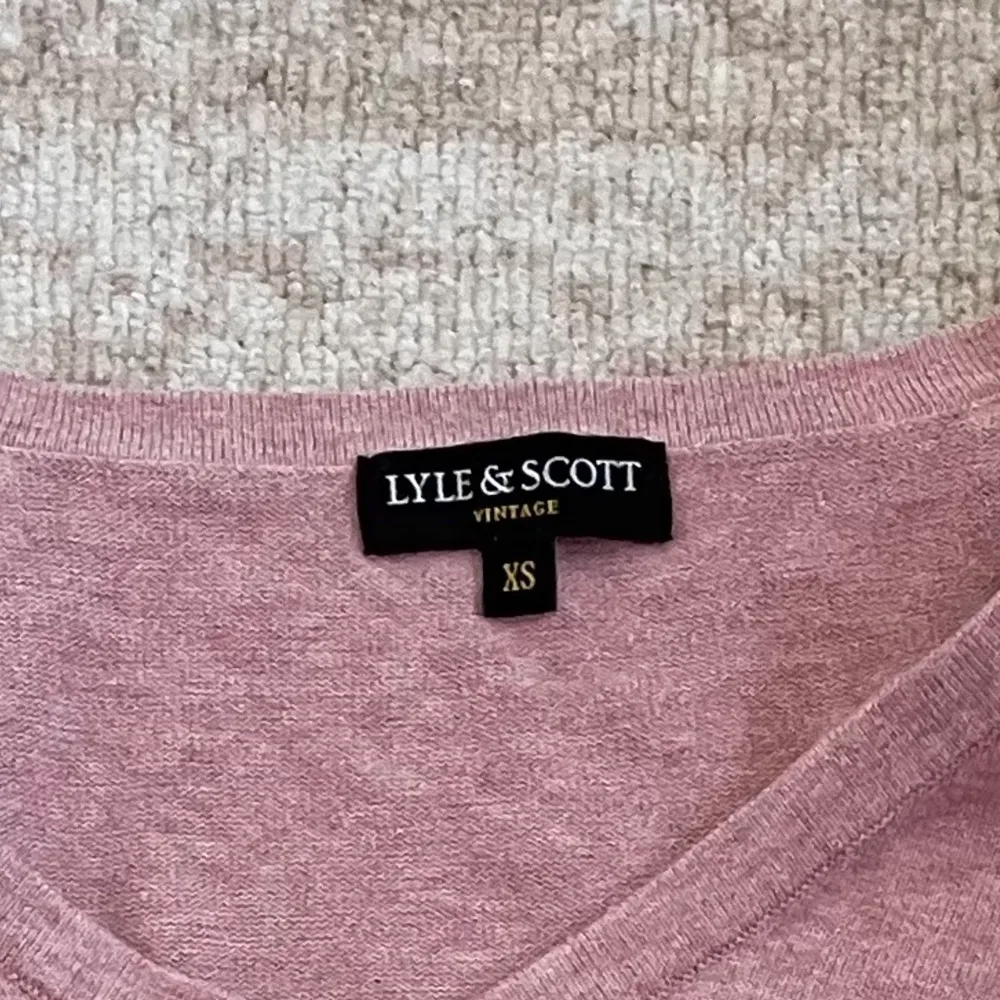 Vintage rosa V-ringad tröja av märket Lyle and Scott! Säljs då den inte är riktigt min stil ❤️. Tröjor & Koftor.
