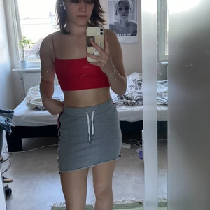 Kjol i mjukt material  - Säljer denna snygga kjol jag köpte i en fransk butik för några somrar sen. Väldigt bekväm då den är gjord i mjukt material. Den har snygga streck på sidorna och en bakficka, perfekt till sommaren! Säljer då det inte är min stil längre💕