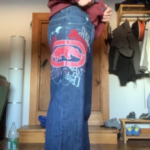 Jeans  - Intressekoll på mina (baggy) ECKO UNLTD byxor, kom privat för fler bilder. Midjemått 43 cm, innerbenslängd 77cm, ytterbenslängd 108cm, benöppning 25 cm. Passar och sitter baggy på mig som är 180, men kan föreställa mig att de skulle se bra ut på någon som är 170 (de blir och se mer baggy ut då)