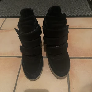 Skor - Skor med kilklack i storlek 37 endast använda enstaka gånger (orginalpris 1200) frakt tillkommer 