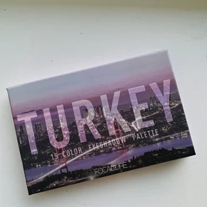 Focallure Turkey ögonskuggspalett  - Ett par färger som är swatchade, någon ytterst lite använd. Som ny! Blandat med skimmriga, matta och glitter färger. Sista bilden visar färgerna. Stor praktisk spegel. Skriv gärna vid frågor. Katt och hund finns i hemmet