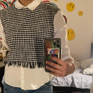 Zara skjorta - köpt för ungefär 250kr förra året. använt några få gånger, de finns inget fel på plagget bara jag som bytt stil. perfekt nu för kommande våren💞