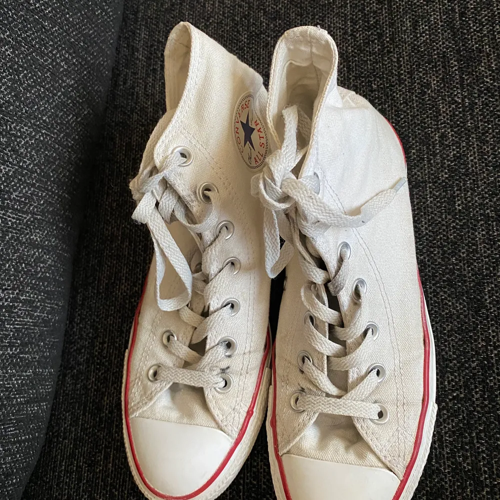 Säljer dessa långa vita Converse skor då de inte kommer till användning. Använde dessa för ett tag sedan men inte något mer. Köparen står för frakten, men pris går att förhandla. Kan eventuellt mötas upp.💕😊. Skor.