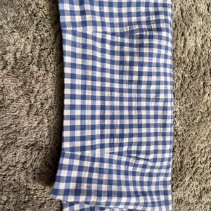 Blå kjol - Super fin blå kjol med slits, strl är XS och köparen står för frakten! Kom privat om du är intresserad och var inte rädd för att fråga om du undrar något!!💕