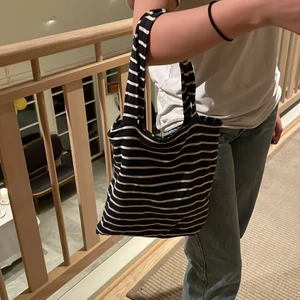 Tot bag blå vita ränder - Somrig tote bag. Använd få gånger. Bra till fiskmarknaden. Fiskeutstyrsvänlig. Vattentät. 