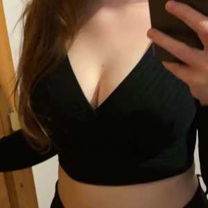 V ringad tröja - Använts flitigt men är för liten, sitter som xs/s