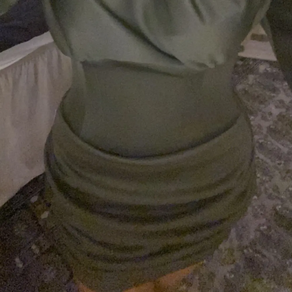 Kakigrön klänning från asos. Super fin klänning som endast använts 1 kväll. Strukturerad midja och draperad vid höften som framhäver kroppen på ett fint sätt.  Nypris 500kr . Klänningar.