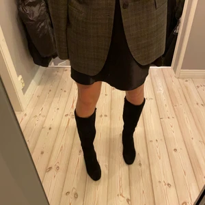 Stövlar - Säljer dessa stövlar, jättefina. Relativt använda. Lägre och bred klack. Skriv för fler bilder.