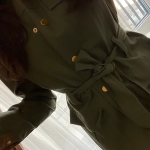 Vårjacka  - Helt ny super fin vårjacka med skärp och fina gulddetaljer.  Oanvänd och i nyskick🌸 trots att den är en storlek 38 har den en perfekt passform även för dig som bär S 🌟 (pris kan diskuteras)