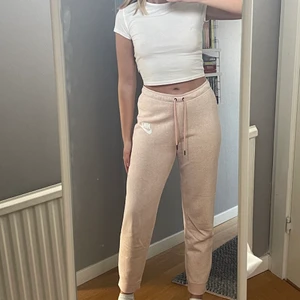 Rosa Nike mjukisbyxor - Ett par supersköna mjukisbyxor från Nike i en ljusrosa färg som går att dra åt i midjan med snören😍 Är 168cm! Kan skicka flera bilder vid intresse! 💖
