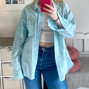 Skjorta - Säljer en skjorta. I strl L o sitter oversized på mig som brukar ha S. Köpare står för frakt!💙