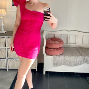 Klänning - Säljer en tight men stretchig klänning. Superfin och kan passa flera storlekar men bäst på xs-m. Köpare står för frakt🪩💗