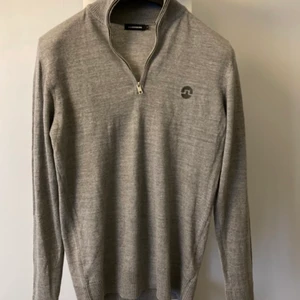 J Lindeberg tröja - Knappt använd J Lindeberg tröja med halv dragkedja