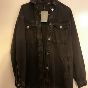 Jeans jacka - Säljer denna fina oversized svarta jeans jackan som är oanvänd, den äi färgen urtvättad svart eller ”washed black”. Storlek Xs men eftersom den är Ganska myclet oversized så på mig som normalt har s/m sitter den bra!💘 Perfekt jacka nu till våren!!❤️‍🔥