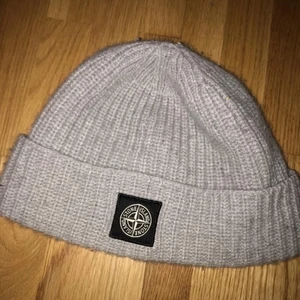 Stone Island mössa - En nästan oanvänd mössa ifrån stone Island. Kvitto finns. Färg: Beige Nypris: 1200 Pris kan diskuteras