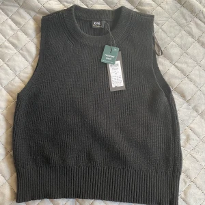 Only stickad väst  - Aldrig använt därför jag inte har tagit bort pris lappen. Tycker inte den passar mig så därför jag säljer. Storlek xs och säljer för 150 kr 
