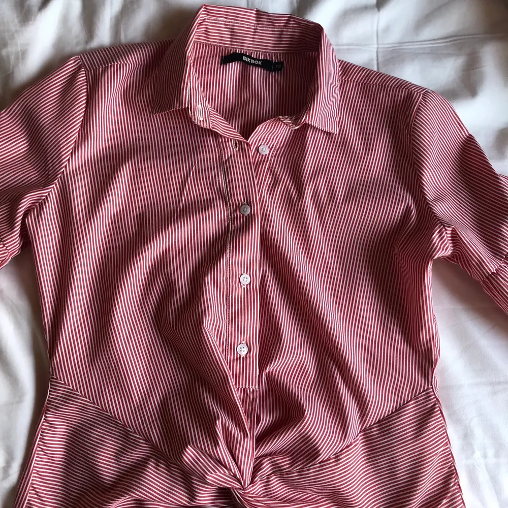 Vit-röd randig skjorta med puffärmar och twistad knut därframme. Har vikt upp ärmarna på första bilden❤️. Skjortor.